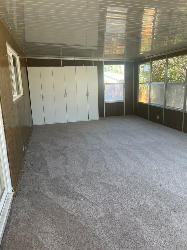 Building Photo - SPACIOUS 3BED, 2 BATH IN EXCELLENT SANTA C...