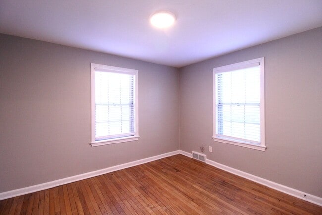 Building Photo - January FREE On This 2 Bedroom 2 Bath Duplex In The Waldo Area