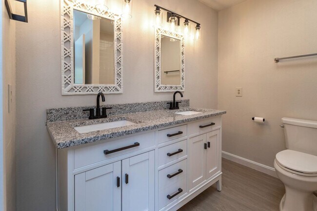 Building Photo - Beautiful Townhome in Central Colorado Springs!