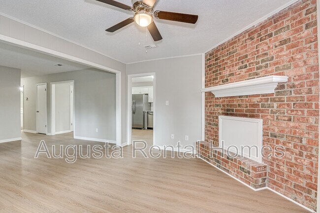 Building Photo - 208 Foxdale Dr