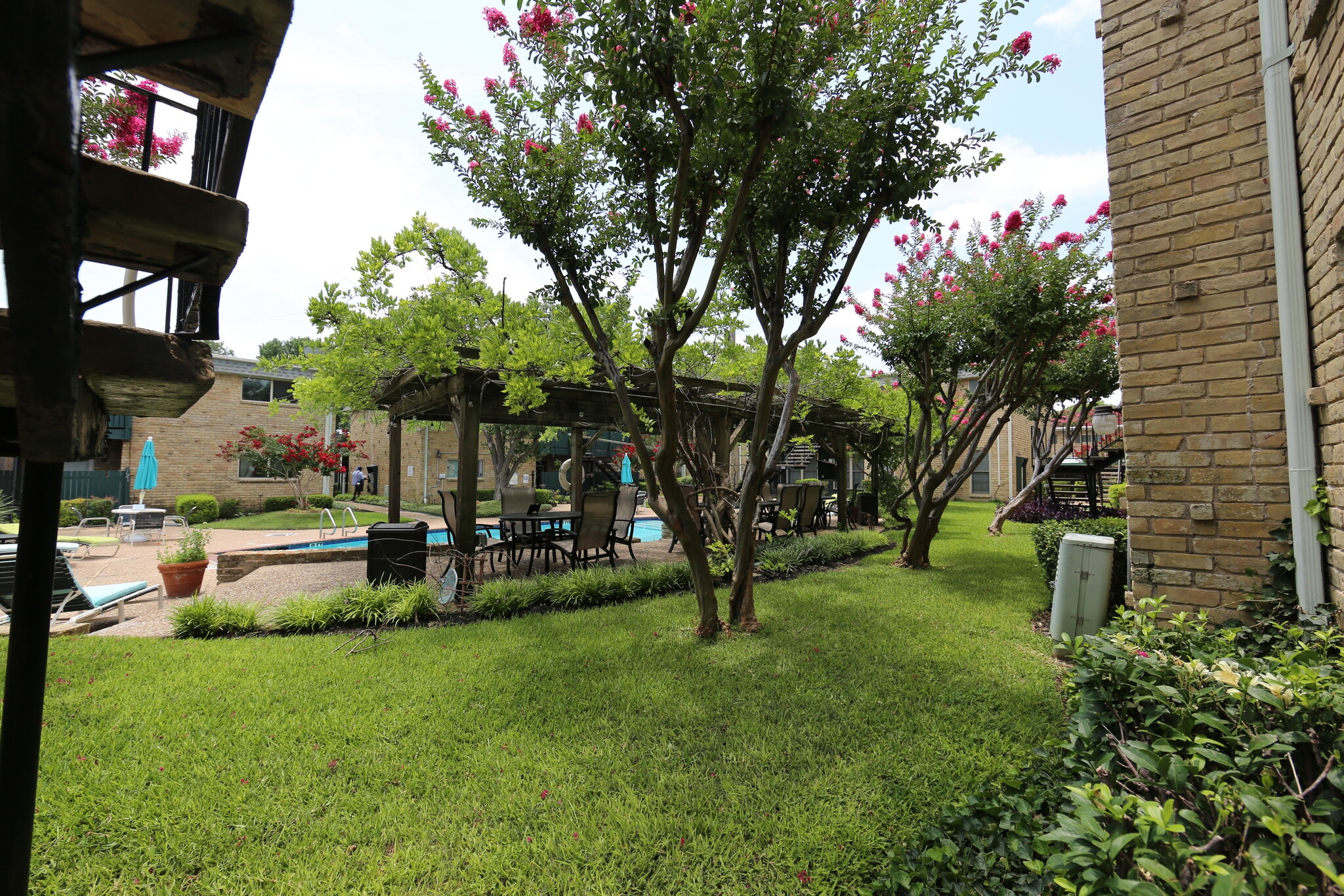 Building Photo - 7727 Meadow Park Dr