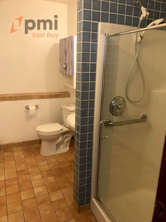Building Photo - 4-Bedroom Residence in Martinez with Flexi...