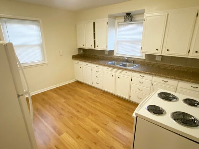 Building Photo - 2-Bedroom 1 Bath Ranch Style Home Near GD ...