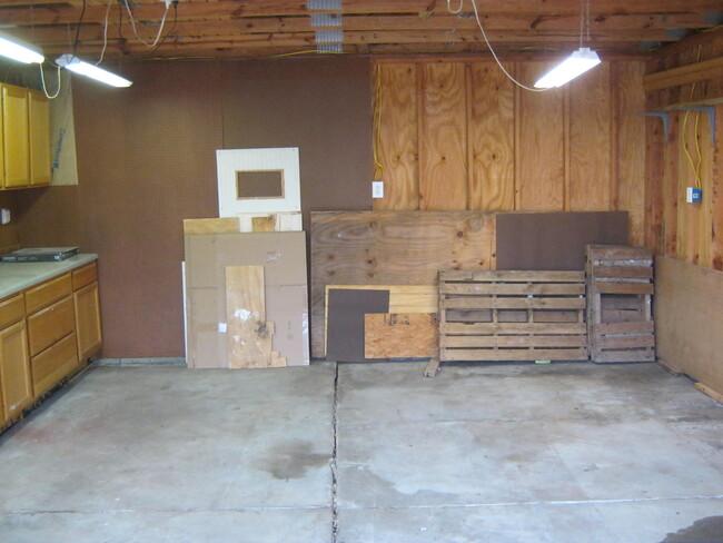 Garage, Room to do projects - 1125 E Moses St