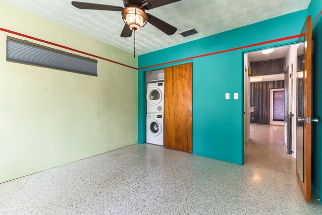 Building Photo - Unique 3 Bed, 3 Bath Waterfront Property w...