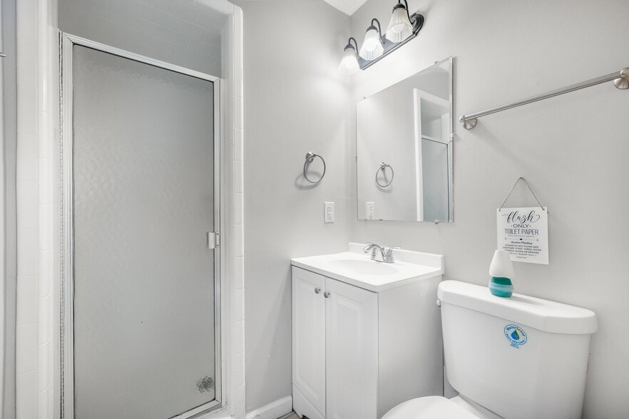 Building Photo - 1204 Glenarden Dr