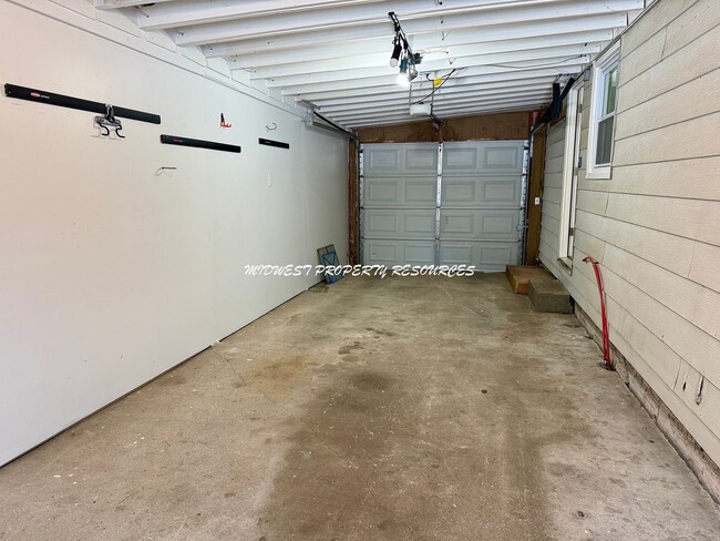 Building Photo - 2 Bed | 1 Bath Duplex Near Downtown Lee’s Summit