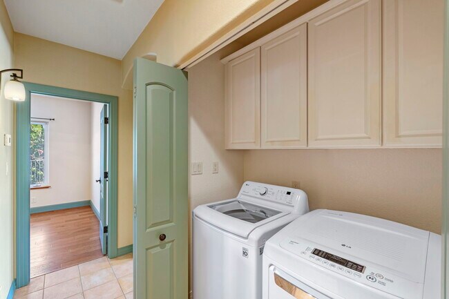 Laundry - 2100 Brittany Meadows Dr