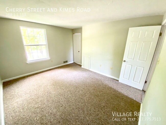 Building Photo - Available late-December! 3-bed Duplex in D...