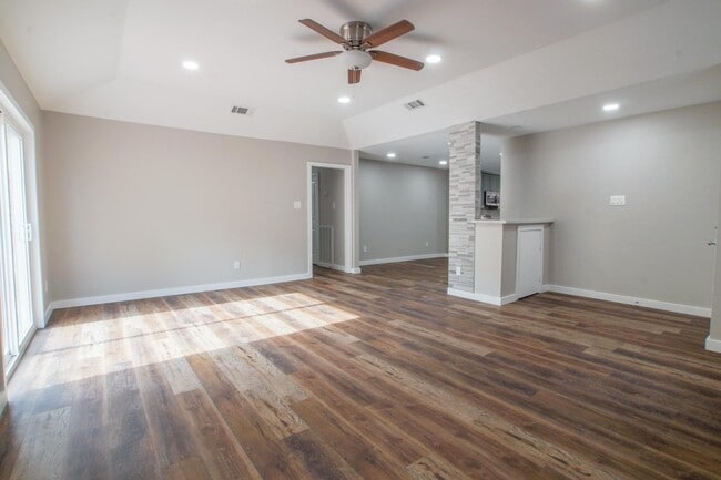 Building Photo - 4131 Lufborough Dr