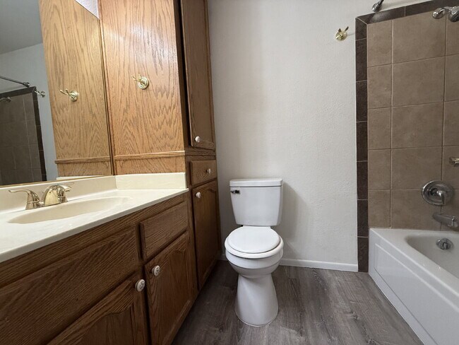 Building Photo - New Flooring, no carpet. 2bed 2bath Gated Community with a Swimming Pool