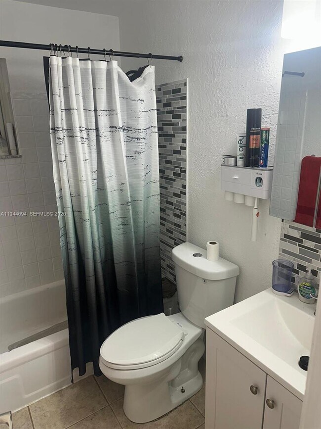 Building Photo - 984 W 40th St