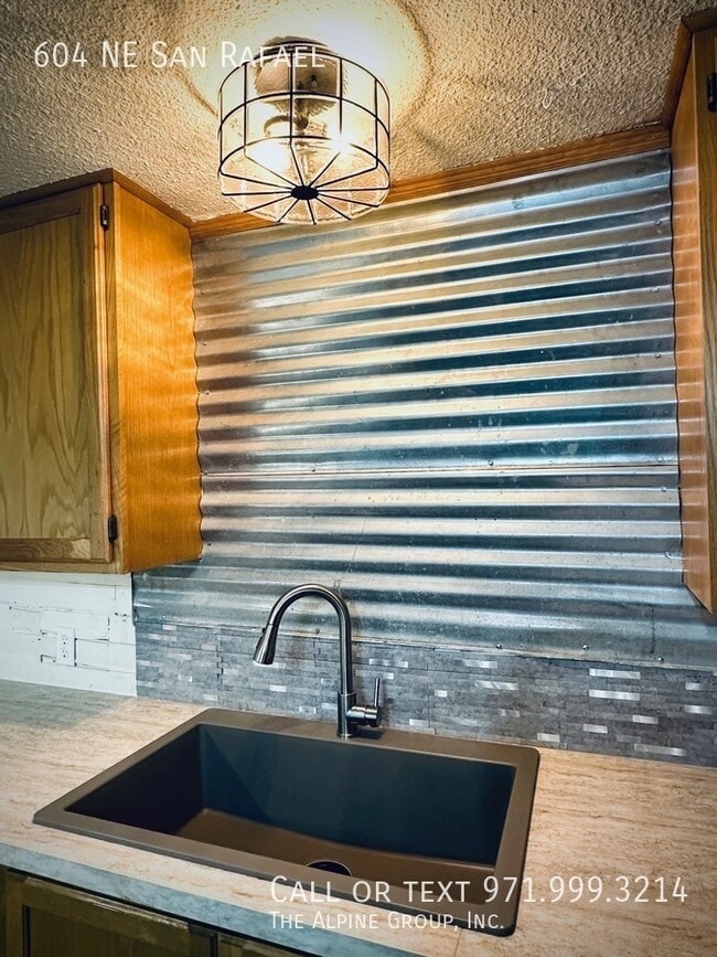 Building Photo - 604 NE San Rafael St