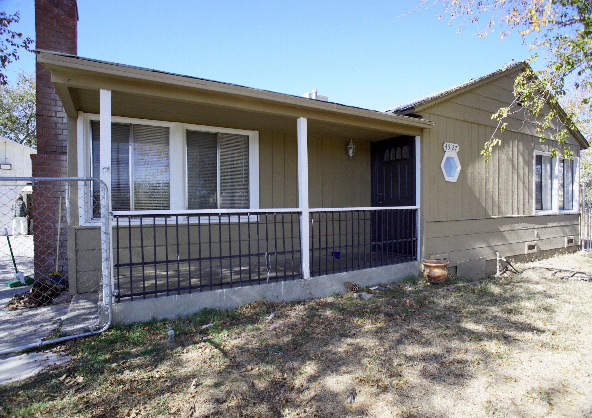 Nice porch - 45127 Division St