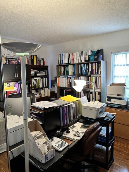 Building Photo - 3121 N Palm Aire Dr