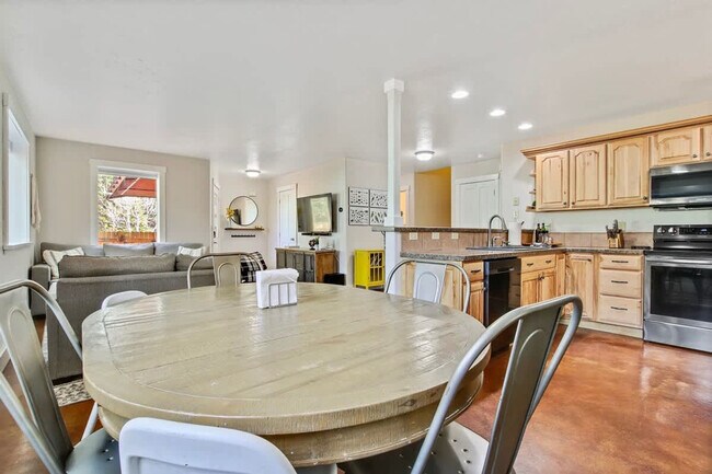 Building Photo - 816 Reedy Ln