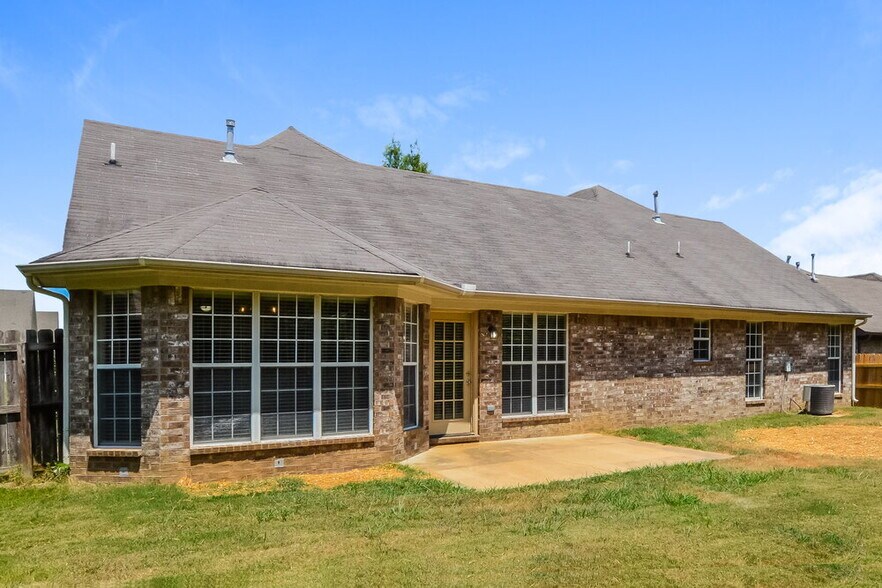 Building Photo - 13141 Sandbourne S