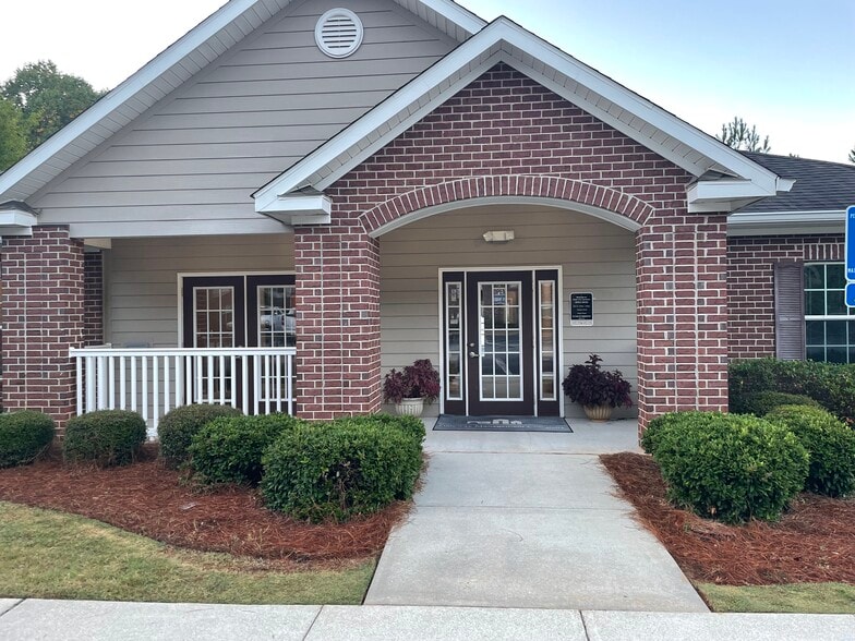 Building Photo - Skyline Trace Apartments