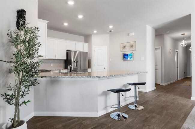 Building Photo - 212 Apache Plum Dr