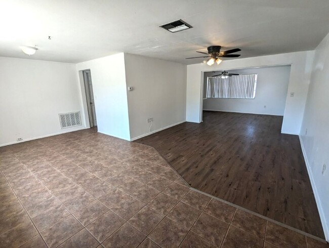 Building Photo - CORNER LOT 2/2 over 1246sf with NEW lvp fl...