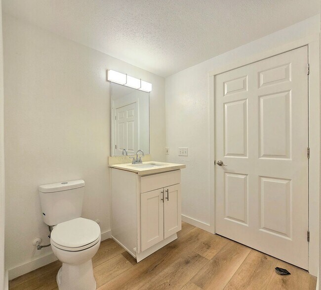 Building Photo - 1 Bedroom 1 Bathroom Condo in Bothell - Pet Friendly!