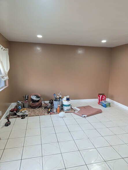 Building Photo - 704 Oakford Dr