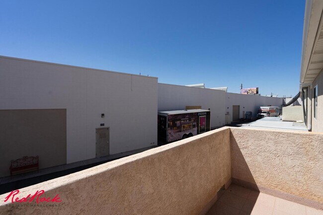 Building Photo - Fresh Carpet! Spacious 5-Bedroom Townhome