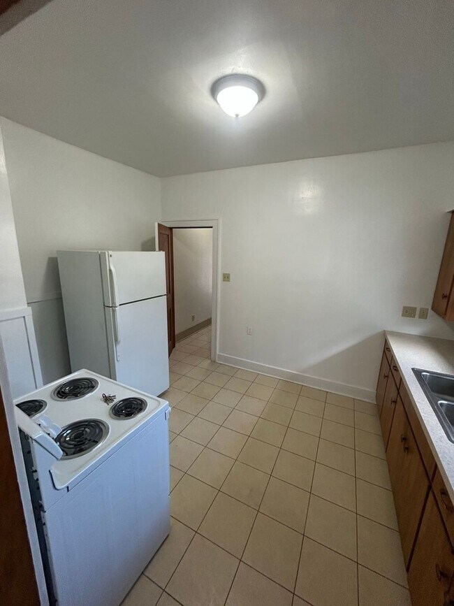 Building Photo - 1439 Vassar Dr