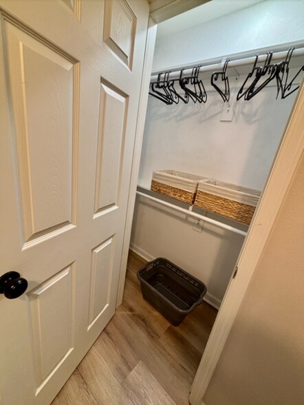 Building Photo - 1528 E Devine St