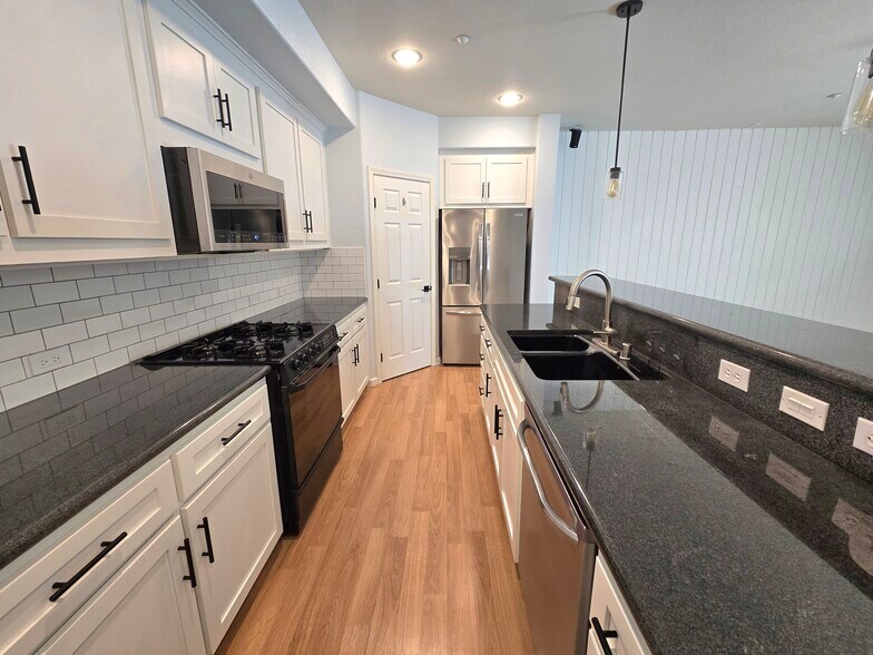 Building Photo - 4353 Fitzwilliam St