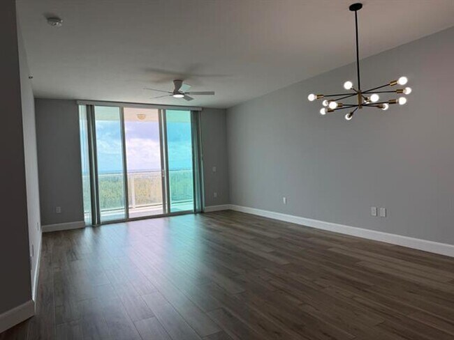 Building Photo - 15051 Royal Oaks Ln
