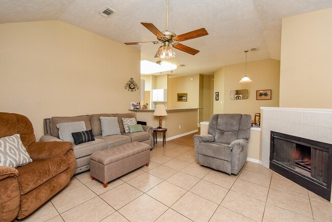 Building Photo - 14915 Willow Hearth Dr