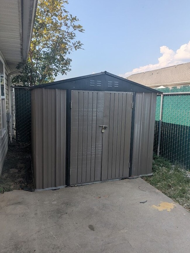 Building Photo - 2 Bedroom end unit