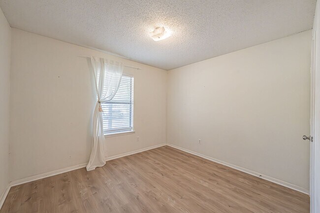 Building Photo - Super cute 2 bedroom 1 bath duplex