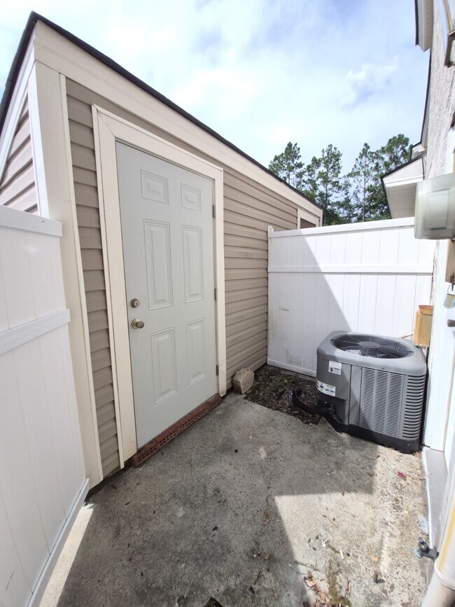 Building Photo - 727 S Main St Ext