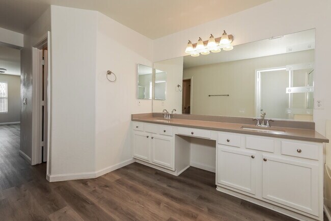 Building Photo - 4515 E Oxford Ln