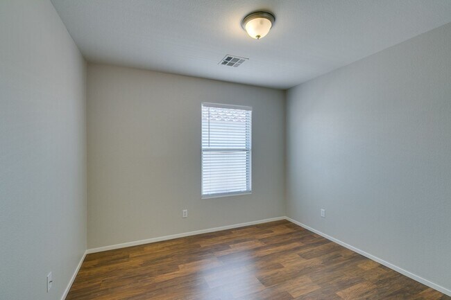 Building Photo - 2 bedroom + Den- Upgraded Flooring ready for immediate move in