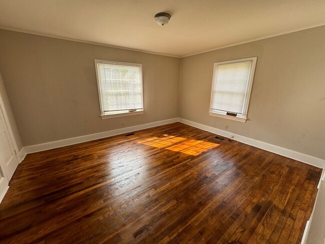 Building Photo - 3 Bedroom House in Fairview Circle