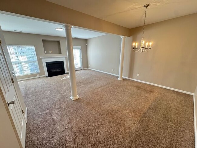 Building Photo - For Rent: Freshly Updated 3BR Townhome in ...