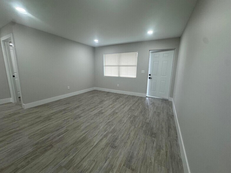 Building Photo - 2590 Hayden Dr