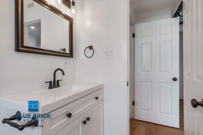 Building Photo - 5320 Corteen-18