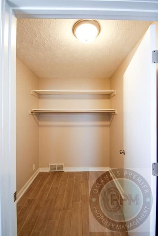 Building Photo - Fully updated 5 bedroom, 2 bathroom house