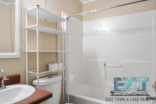 Building Photo - Beautiful Fully Renovated 3 Bed 2 Bath Home