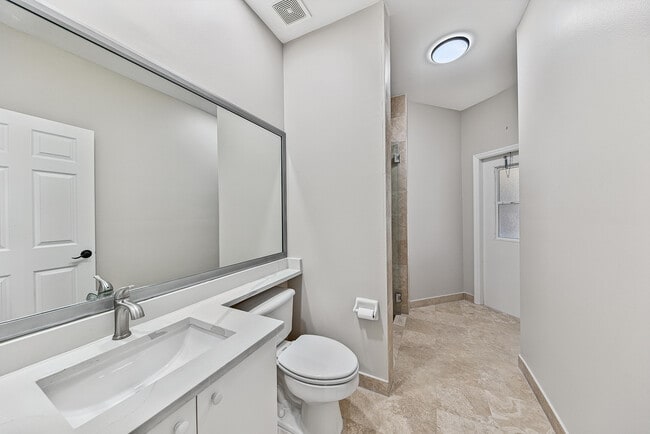 Building Photo - 12325 Cascades Pointe Dr