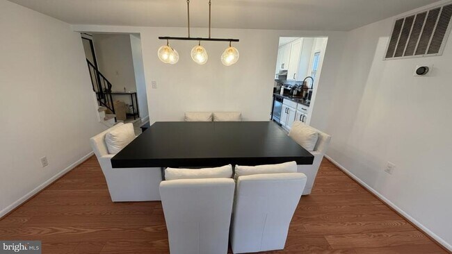 Building Photo - 16031 Dorset Rd