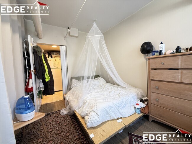 Building Photo - 160 Strathmore Rd