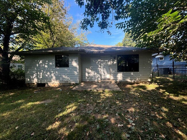 Building Photo - Beautiful 2 bedroom 1 bath 1 car garage