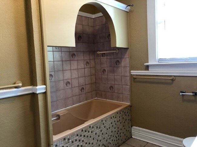Building Photo - ROMANTIC DETAILS & a Cottage Feel! 3 Bedro...