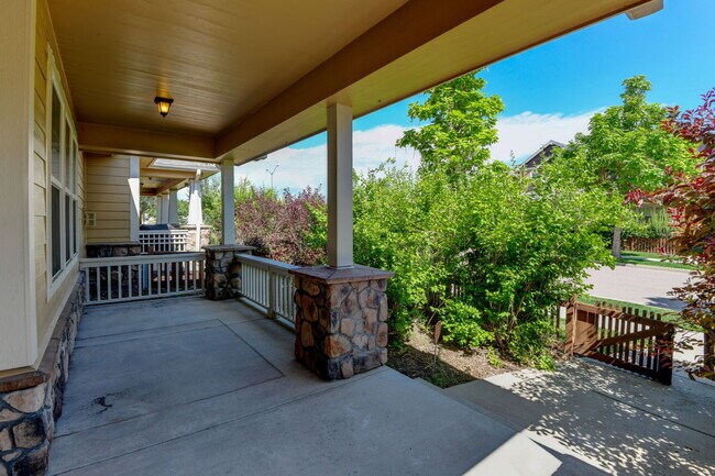 Building Photo - 2107 Sandbur Dr
