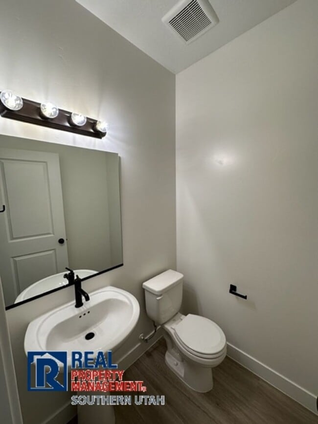 Building Photo - Townhome in South Desert